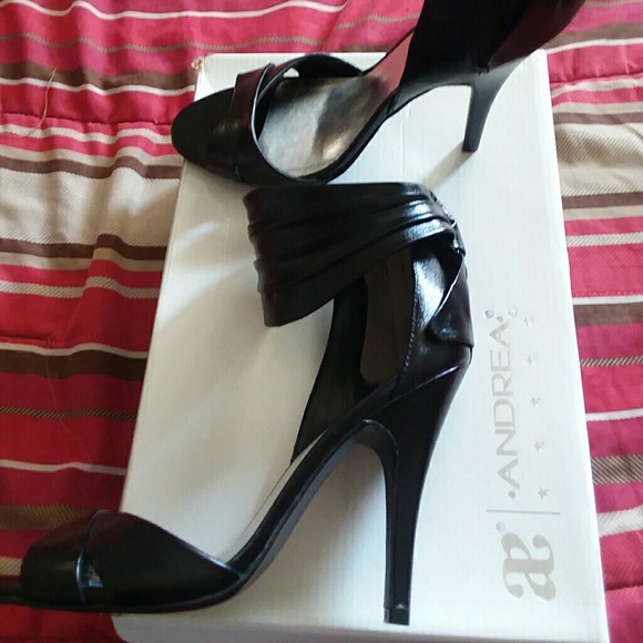 Black heels with bow detail - Picture 2 of 6